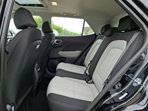 Certified 2025 Hyundai Venue SEL FWD image 9