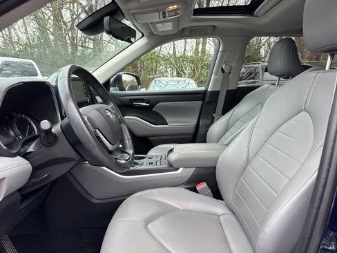 Used 2022 Toyota Highlander XLE image 14