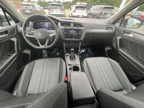 Used 2023 Volkswagen Tiguan SE AWD/4WD image 2