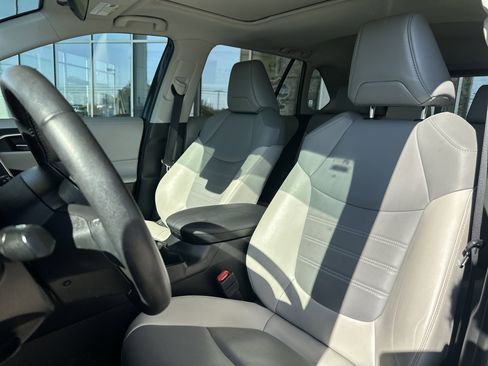 Used 2020 Toyota RAV4 XLE Premium image 9