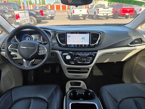 Used 2024 Chrysler Pacifica Touring-L FWD image 5