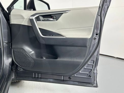 Used 2021 Toyota RAV4 XLE image 9