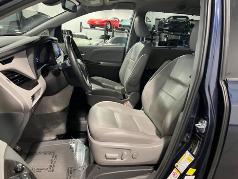 Used 2018 Toyota Sienna XLE w/ XLE Navigation Package FWD image 9