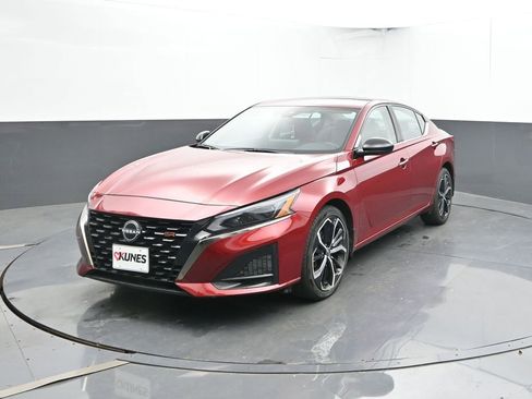 Used 2024 Nissan Altima 2.5 SR w/ SR Premium Package image 4