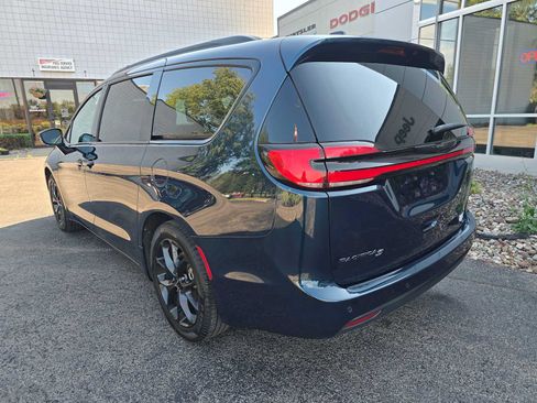 Used 2024 Chrysler Pacifica Touring-L w/ S Appearance Package FWD image 4