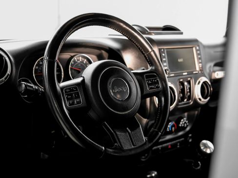 Used 2013 Jeep Wrangler Unlimited Sahara w/ Connectivity Group AWD/4WD image 19