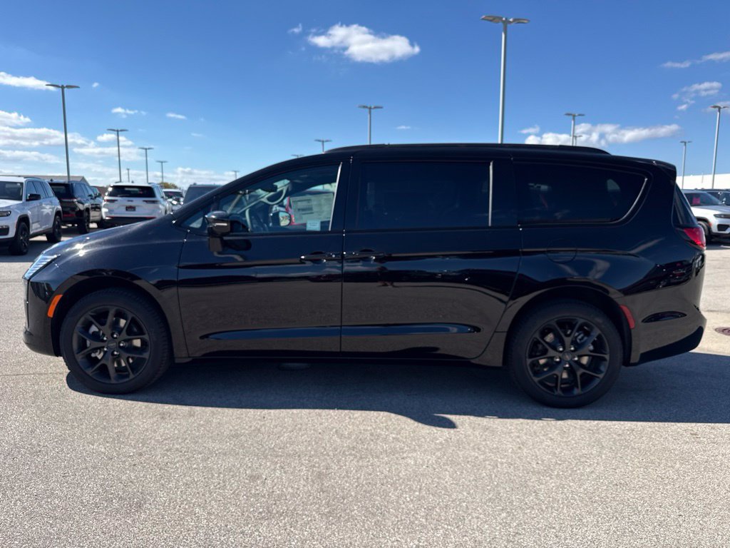 New 2027 Chrysler Pacifica Limited w/ Family Tech Group AWD/4WD image 21