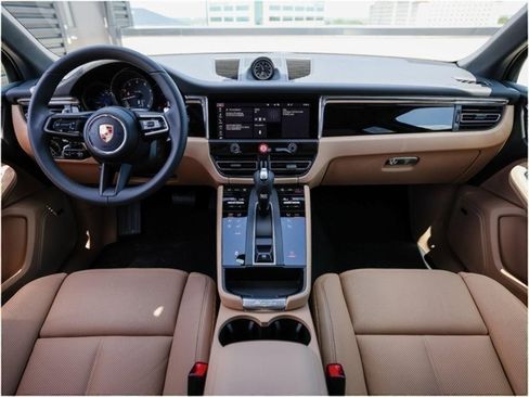 Certified 2025 Porsche Macan AWD/4WD image 24