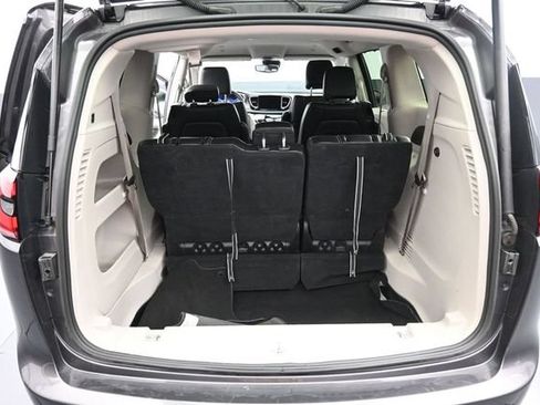 Used 2023 Chrysler Pacifica Touring-L FWD image 21