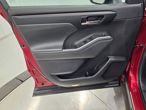 Used 2021 Toyota Highlander XLE image 28