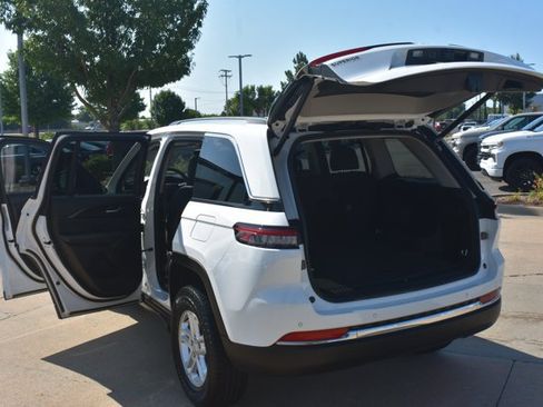 Used 2023 Jeep Grand Cherokee Laredo w/ Luxury Tech Group I RWD image 16