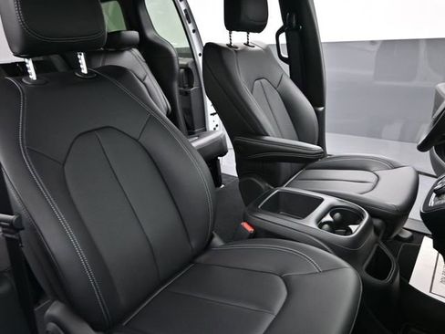 Used 2025 Chrysler Voyager LX FWD image 11