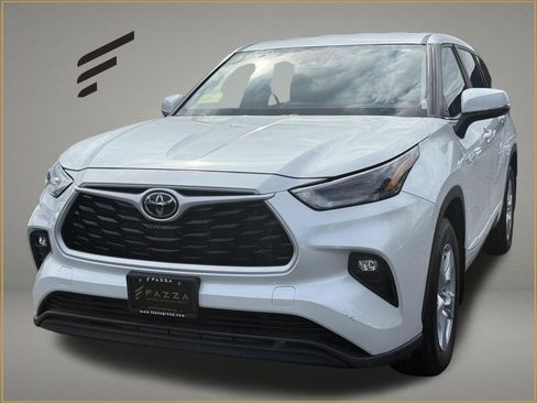Used 2023 Toyota Highlander LE FWD image 1