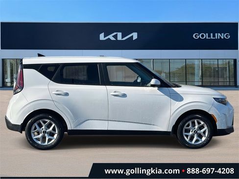 Used 2023 Kia Soul LX w/ LX Technology Package image 2