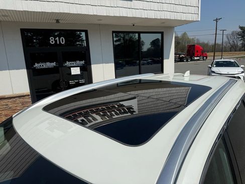 Used 2023 Nissan Rogue SL w/ SL Premium Package image 12