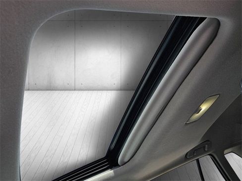 Used 2024 Toyota Corolla Cross XLE image 4