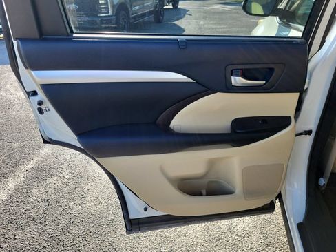 Used 2015 Toyota Highlander XLE FWD image 21