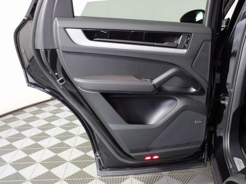 Used 2025 Porsche Cayenne image 31