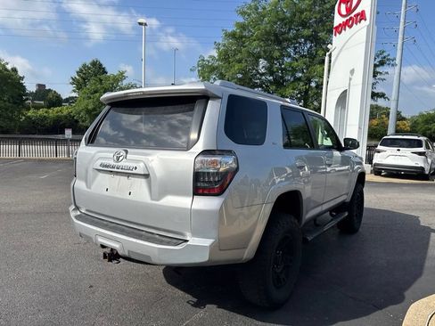 Used 2018 Toyota 4Runner SR5 AWD/4WD image 5