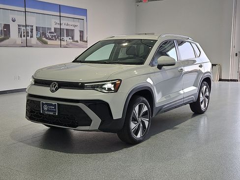 Certified 2025 Volkswagen Taos SE AWD/4WD image 4