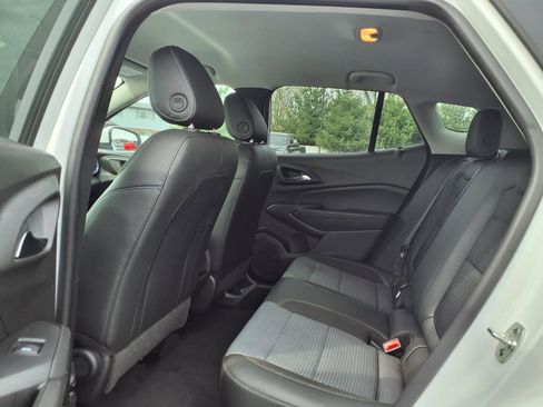 Used 2025 Chevrolet Trax LT w/ LT Convenience Package FWD image 18