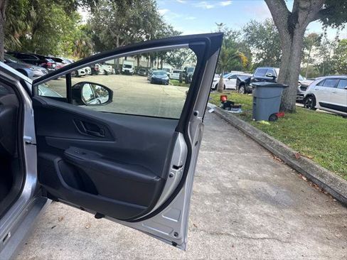 Used 2025 Toyota Prius LE FWD image 18