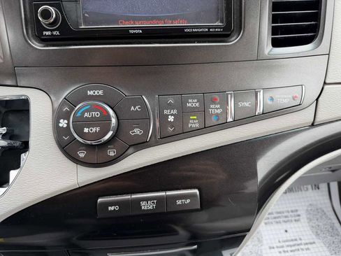 Used 2014 Toyota Sienna LE FWD image 21