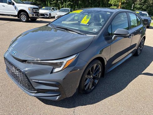 Used 2023 Toyota Corolla SE w/ SE Package FWD image 2
