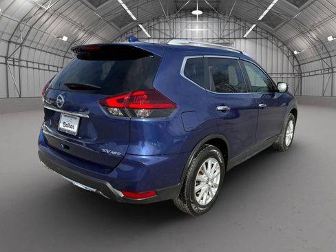 Used 2018 Nissan Rogue SV image 3