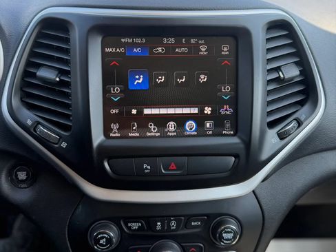 Used 2018 Jeep Cherokee Trailhawk AWD/4WD image 15