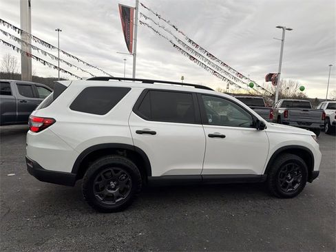 Used 2025 Honda Pilot TrailSport image 3