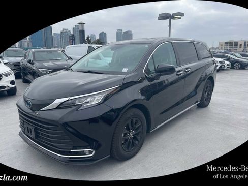 Used 2023 Toyota Sienna XLE FWD image 1