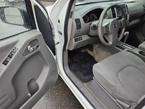 Used 2016 Nissan Frontier SV image 15