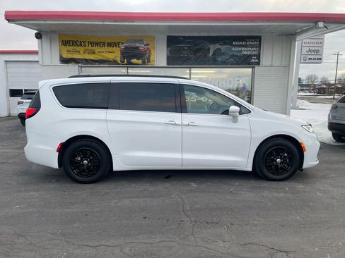 Used 2022 Chrysler Pacifica Touring-L FWD image 2