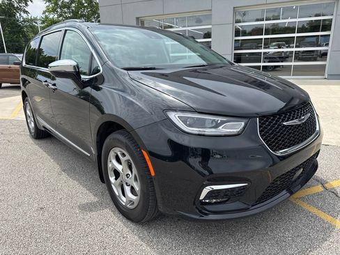 Used 2023 Chrysler Pacifica Limited AWD/4WD image 13