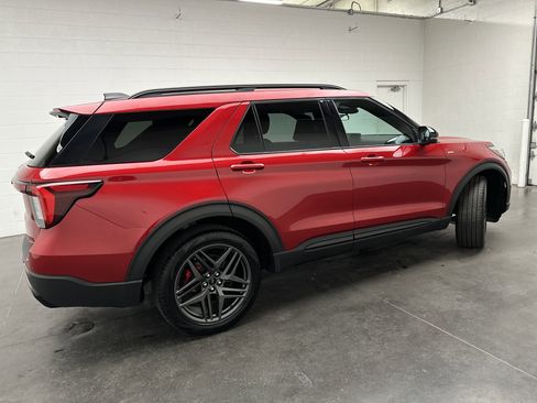 Used 2025 Ford Explorer ST-Line w/ ST-Line Street Pack AWD/4WD image 9