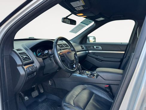 Used 2018 Ford Explorer XLT w/ Equipment Group 202A image 9