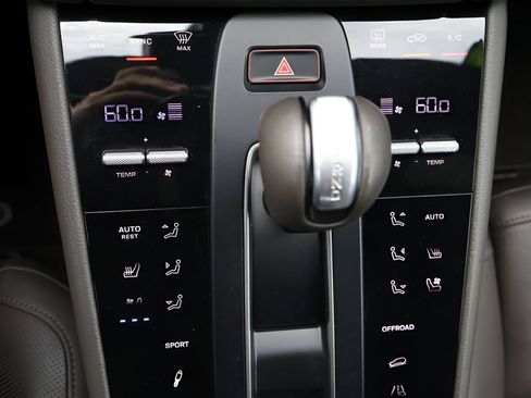 Certified 2024 Porsche Macan AWD/4WD image 25