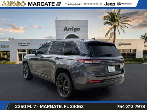 Used 2025 Jeep Grand Cherokee Limited w/ Black Appearance Package RWD image 5