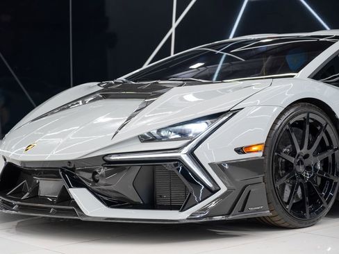 Used 2025 Lamborghini Revuelto image 4