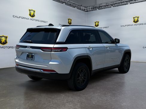 Used 2023 Jeep Grand Cherokee Laredo AWD/4WD image 5