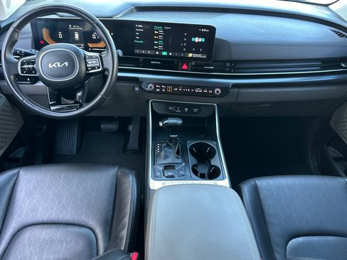 Used 2025 Kia Carnival FWD image 14