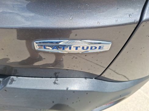 Used 2017 Jeep Renegade Latitude w/ Popular Equipment Group FWD image 12