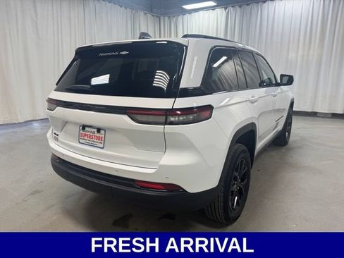 Used 2025 Jeep Grand Cherokee Altitude AWD/4WD image 4