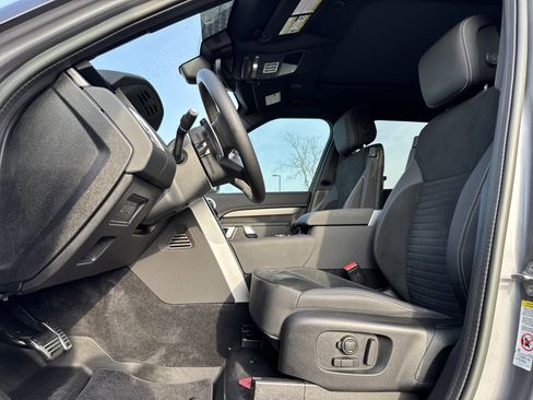 Used 2023 Land Rover Discovery S R-Dynamic image 17