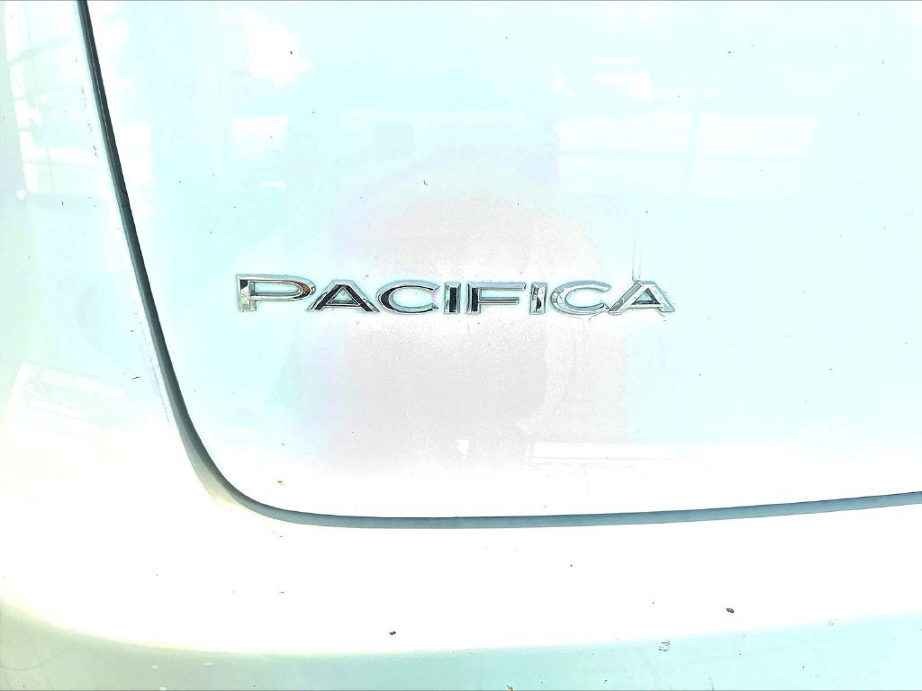 Used 2024 Chrysler Pacifica Touring-L FWD image 27