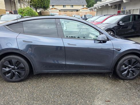 Used 2025 Tesla Model Y Long Range image 4