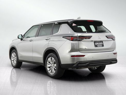 Used 2025 Mitsubishi Outlander ES AWD/4WD image 3