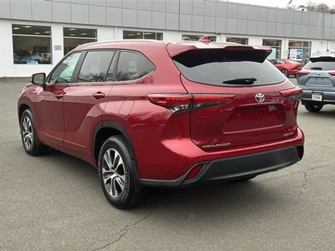 Certified 2023 Toyota Highlander XLE image 4