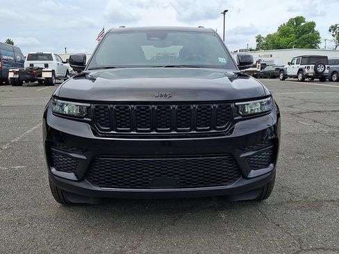 Used 2025 Jeep Grand Cherokee Altitude AWD/4WD image 5